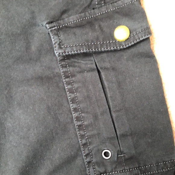 Athleta Kickit Cargo Bermuda shorts. In good condition! Size 2. - Picture 7 of 7